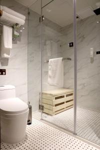 广州Bridal Tea House Hotel-Free Welcome Drink的带淋浴和卫生间的浴室