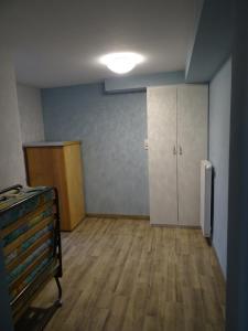 德拉格Apartment Staudacker的空空房间,设有木地板和冰箱
