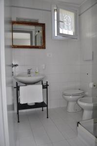 塞勒里古Ai Marucchi的白色的浴室设有水槽和卫生间。
