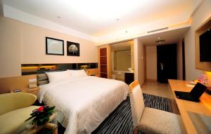 深圳深圳蛇口鸿隆公寓(蛇口海上世界)的酒店客房配有一张床、一张书桌和一张书桌。