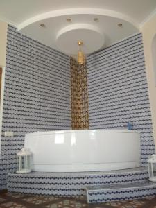 敖德萨Hotel Elita的一间位于客房内的带白色浴缸的浴室
