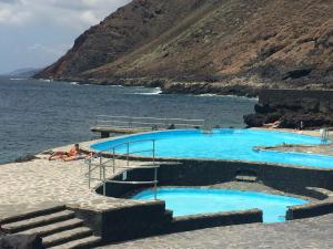拉卡莱塔Salitre的两个游泳池位于海滩旁