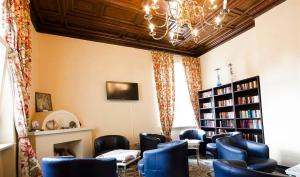 黑尔姆施泰特赫尔姆施泰特公园酒店的一间设有蓝色椅子和书籍的等候室