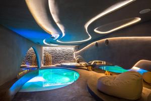 塞萨洛尼基地中海宫酒店的美景客房内的热水浴池