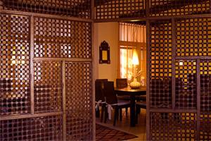 布列瑟农克雷莫纳加尼旅馆的一间带桌子的用餐室和一间带木墙的房间