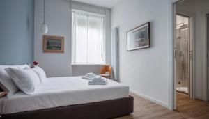 米兰Italianway-Teglio的白色的卧室设有床和窗户