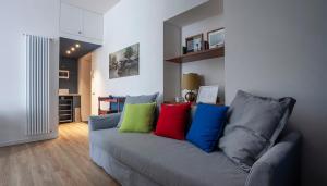 米兰Italianway-Teglio的客厅配有带色彩缤纷枕头的灰色沙发