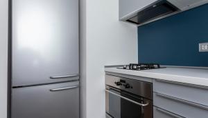 米兰Italianway-Teglio的厨房配有炉灶和冰箱。