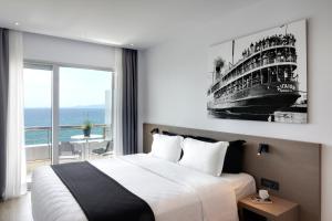 雅典Poseidon Athens Hotel的一间卧室配有大床和大型船画