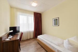 杜塞尔多夫舒马赫尔酒店客房内的一张或多张床位