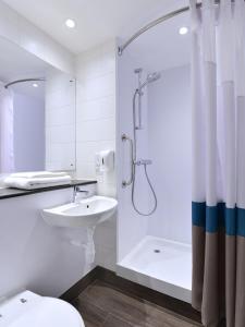戈尔韦Travelodge Plus Galway的带淋浴、卫生间和盥洗盆的浴室