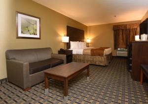 Zachary扎卡里最佳西方酒店的酒店客房,配有床和沙发