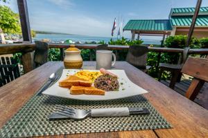 卡维塔Cabinas Arrecife的一张桌子上的一盘早餐食品,享有海景