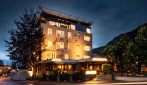 迈林根Victoria - Alpine Boutique Hotel & Fine Dining的一座带灯光的大建筑
