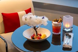库尔布瓦巴黎狄芬思美利亚酒店的桌上的水果碗和饮料