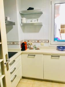 Apartamento en la Playa的厨房或小厨房