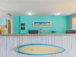 彭萨科拉海滩冲浪和沙滩酒店的冲浪板在房间的柜台上
