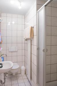 博帕德贝迪尼杰晨酒店的浴室配有卫生间、盥洗盆和淋浴。