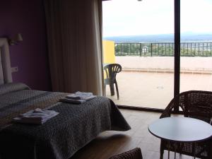 Casas del MonteApartamentos rurales Manolo的一间卧室设有一张床,享有阳台的景色