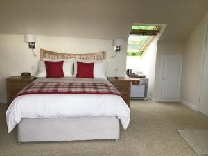 奥本Gramarvin B&B的一间卧室配有一张带红色枕头的大床