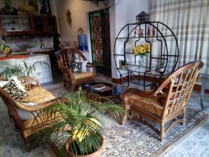伊基托斯Sarisa House的客厅配有椅子和桌子