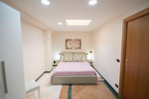 莱西纳Al Vecchio Fontanile的一间白色客房内的床铺卧室