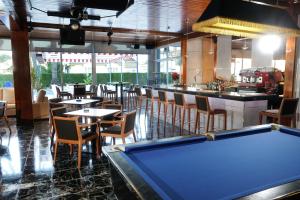 多列毛利诺斯罗萨莱斯度假酒店的一个带酒吧的餐厅内的台球桌