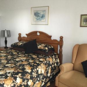 Johnstown布里奇沃特斯旅馆的一间卧室配有一张床和一把椅子