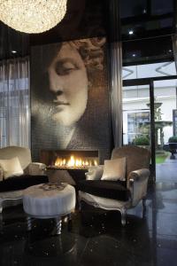 巴黎Maison Albar - Le Diamond的带沙发和壁炉的客厅