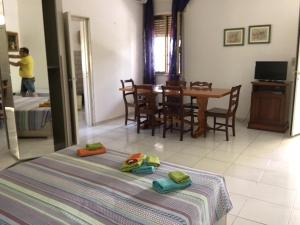 普罗斯西托角Punta Prosciutto apartments to rent的一间设有桌子和一张带毛巾的床的房间