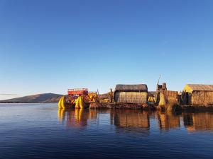 普诺Uros Lake Titicaca Lodge的船坐在水体中