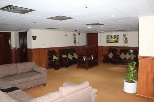 迪拜格兰德诺瓦酒店的一间客厅,客厅配有沙发和椅子