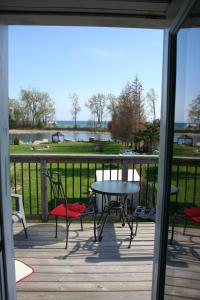 惠灵顿Hadovka Lakeside Inn的湖景庭院配有桌椅