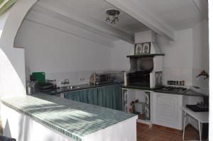莫莱拉Finca Mar Aral的厨房配有台面和炉灶。
