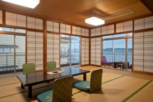 加贺湖畔之宿 森本日式旅馆的客房设有桌椅和窗户。