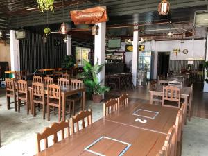 万荣索泰餐厅旅馆的餐厅设有一张大型木桌和椅子