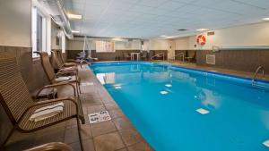 伊利里亚伊利里亚贝斯特韦斯特酒店的在酒店房间的一个大型游泳池