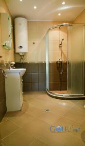 卡瓦尔纳Aparthotel Golf Coast的带淋浴和盥洗盆的浴室