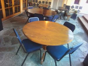 约翰内斯堡Accoustix Backpackers Hostel的一套桌子和椅子