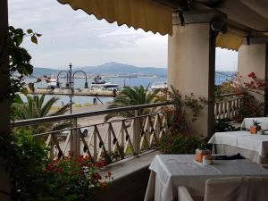 马达莱纳伊克斯西尔酒店的阳台配有桌子,享有水景
