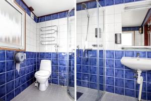 斯德哥尔摩Rygerfjord Hotel & Hostel的蓝色瓷砖浴室设有卫生间和水槽