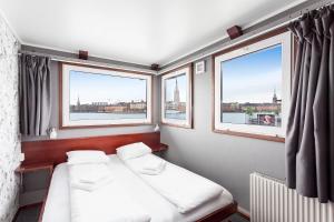 斯德哥尔摩Rygerfjord Hotel & Hostel的小房间设有两张床和两个窗户
