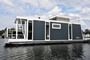 马斯特里赫特Cosy floating boatlodge, "Paris"的河水中的船屋