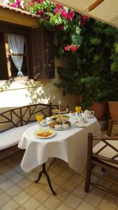 罗德镇佩特里诺酒店的一张桌子,上面放着食物和饮料