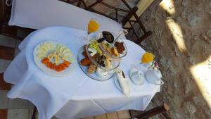 罗德镇佩特里诺酒店的一张白色桌子,上面放着食物板