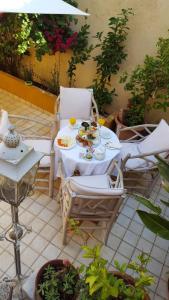 罗德镇佩特里诺酒店的一张桌子和椅子,上面有食物和饮料