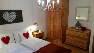 Telveil bosco in casa的一间卧室配有一张带两个心的枕头的床