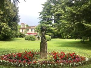 Pasiano di Pordenone卢比斯别墅酒店的花园中种满鲜花的雕像