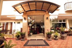 塔比拉兰海港花园旅游宾馆的盆栽植物屋的前门