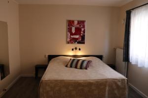 措斯楚斯豪艾塔斯普公园酒店的一间卧室配有一张带枕头的床